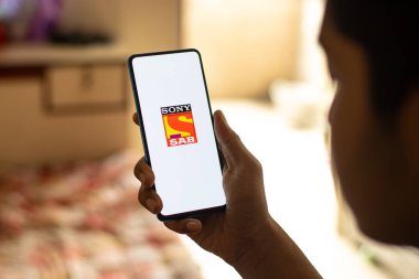 Assam, Hindistan - 21 Haziran 2021: Telefon ekranındaki SONY SAB TV logosu.