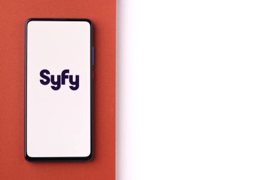 Assam, Hindistan - 21 Haziran 2021: Telefon ekranı görüntüsünde Syfy TV logosu.