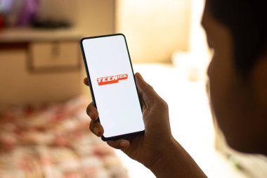 Assam, Hindistan - 21 Haziran 2021: Telefon ekranı görüntüsünde genç Nick logosu.