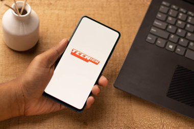 Assam, Hindistan - 21 Haziran 2021: Telefon ekranı görüntüsünde genç Nick logosu.