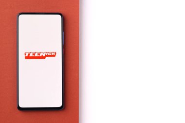 Assam, Hindistan - 21 Haziran 2021: Telefon ekranı görüntüsünde genç Nick logosu.