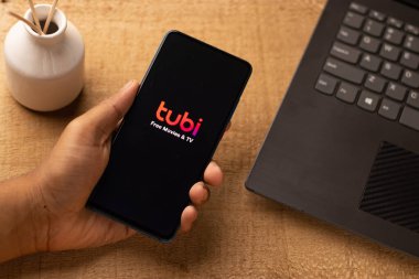 Assam, Hindistan - 21 Haziran 2021: Tubi TV logosu telefon ekranı görüntüsü.
