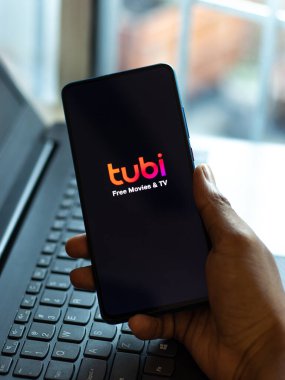 Assam, Hindistan - 21 Haziran 2021: Tubi TV logosu telefon ekranı görüntüsü.