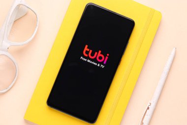 Assam, Hindistan - 21 Haziran 2021: Tubi TV logosu telefon ekranı görüntüsü.