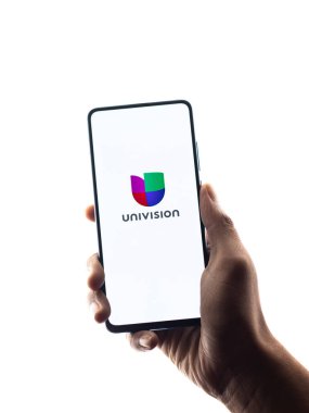 Assam, Hindistan - 21 Haziran 2021: Telefon ekranı görüntüsünde Univision logosu.