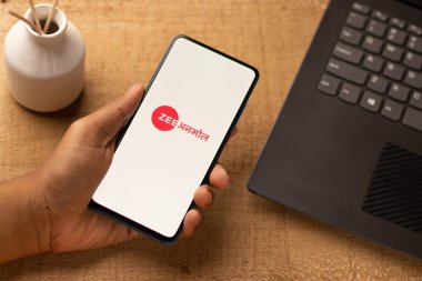 Assam, Hindistan - 21 Haziran 2021: Telefon ekranında Zee Anmol logosu.