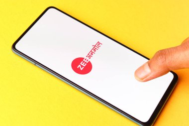 Assam, Hindistan - 21 Haziran 2021: Telefon ekranında Zee Anmol logosu.