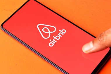 Assam, Hindistan - 6 Ağustos 2021: Telefon ekranında Airbnb logosu.