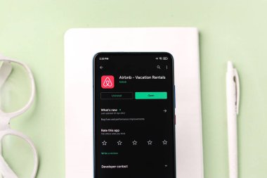 Assam, Hindistan - 6 Ağustos 2021: Telefon ekranında Airbnb logosu.