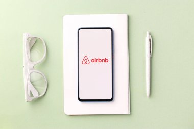 Assam, Hindistan - 6 Ağustos 2021: Telefon ekranında Airbnb logosu.
