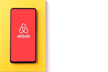 Assam, Hindistan - 6 Ağustos 2021: Telefon ekranında Airbnb logosu.