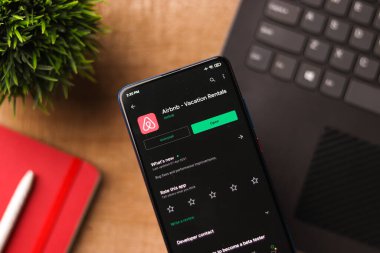 Assam, Hindistan - 6 Ağustos 2021: Telefon ekranında Airbnb logosu.