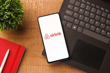 Assam, Hindistan - 6 Ağustos 2021: Telefon ekranında Airbnb logosu.