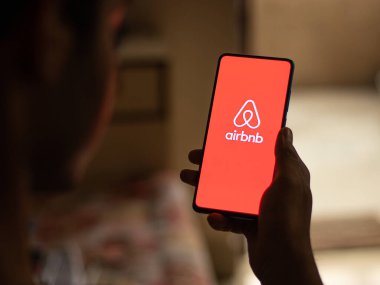 Assam, Hindistan - 6 Ağustos 2021: Telefon ekranında Airbnb logosu.