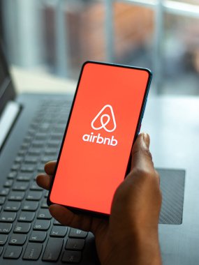Assam, Hindistan - 6 Ağustos 2021: Telefon ekranında Airbnb logosu.