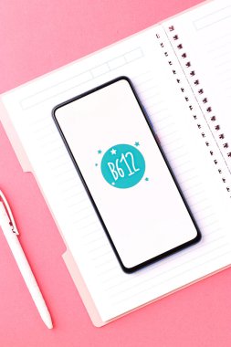 Assam, Hindistan - 6 Ağustos 2021: Telefon ekranında B612 logosu.