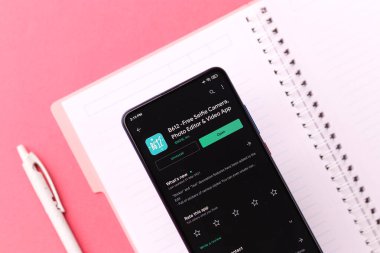 Assam, Hindistan - 6 Ağustos 2021: Telefon ekranında B612 logosu.
