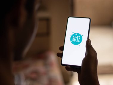 Assam, Hindistan - 6 Ağustos 2021: Telefon ekranında B612 logosu.