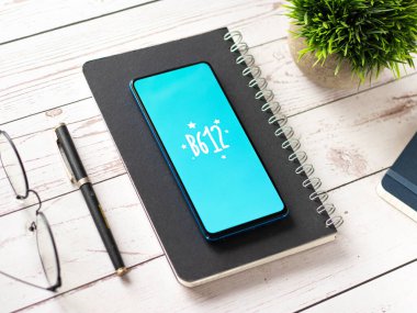 Assam, Hindistan - 6 Ağustos 2021: Telefon ekranında B612 logosu.