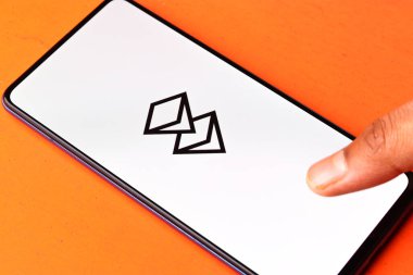 Assam, Hindistan - 6 Ağustos 2021: Telefon ekranı görüntüsünde Bitclout logosu.
