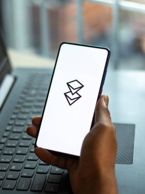 Assam, Hindistan - 6 Ağustos 2021: Telefon ekranı görüntüsünde Bitclout logosu.