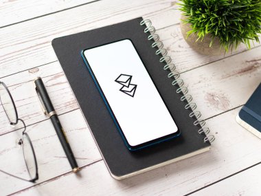 Assam, Hindistan - 6 Ağustos 2021: Telefon ekranı görüntüsünde Bitclout logosu.