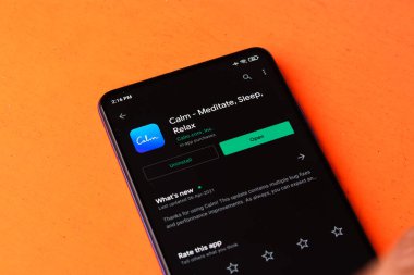 Assam, Hindistan - 6 Ağustos 2021: Telefon ekranında sakin logo.