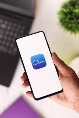 Assam, Hindistan - 6 Ağustos 2021: Telefon ekranında sakin logo.