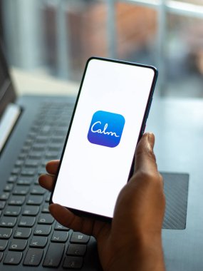Assam, Hindistan - 6 Ağustos 2021: Telefon ekranında sakin logo.
