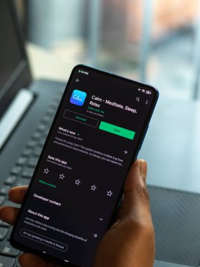 Assam, Hindistan - 6 Ağustos 2021: Telefon ekranında sakin logo.