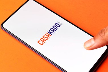 Assam, Hindistan - 6 Ağustos 2021: Telefon ekranında Cashkaro logosu.