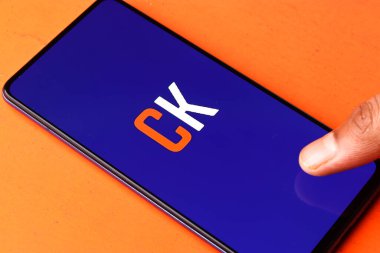 Assam, Hindistan - 6 Ağustos 2021: Telefon ekranında Cashkaro logosu.