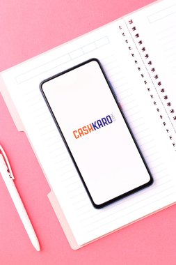Assam, Hindistan - 6 Ağustos 2021: Telefon ekranında Cashkaro logosu.