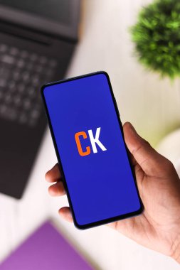 Assam, Hindistan - 6 Ağustos 2021: Telefon ekranında Cashkaro logosu.