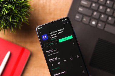 Assam, Hindistan - 6 Ağustos 2021: Telefon ekranında Cashkaro logosu.
