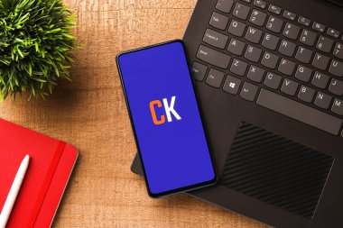 Assam, Hindistan - 6 Ağustos 2021: Telefon ekranında Cashkaro logosu.