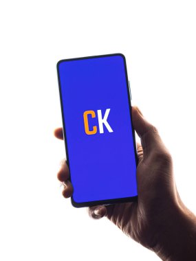 Assam, Hindistan - 6 Ağustos 2021: Telefon ekranında Cashkaro logosu.