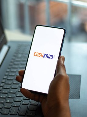 Assam, Hindistan - 6 Ağustos 2021: Telefon ekranında Cashkaro logosu.