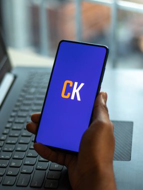 Assam, Hindistan - 6 Ağustos 2021: Telefon ekranında Cashkaro logosu.