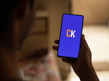 Assam, Hindistan - 6 Ağustos 2021: Telefon ekranında Cashkaro logosu.