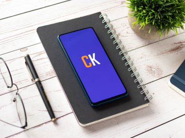 Assam, Hindistan - 6 Ağustos 2021: Telefon ekranında Cashkaro logosu.