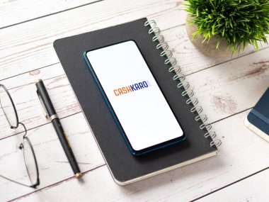 Assam, Hindistan - 6 Ağustos 2021: Telefon ekranında Cashkaro logosu.