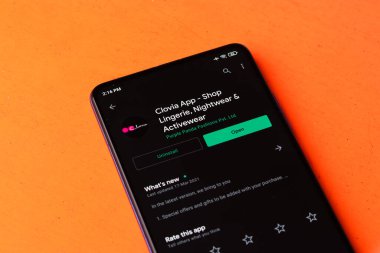 Assam, Hindistan - 6 Ağustos 2021: Telefon ekranında Clovia logosu.