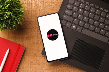 Assam, Hindistan - 6 Ağustos 2021: Telefon ekranında Clovia logosu.