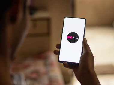 Assam, Hindistan - 6 Ağustos 2021: Telefon ekranında Clovia logosu.