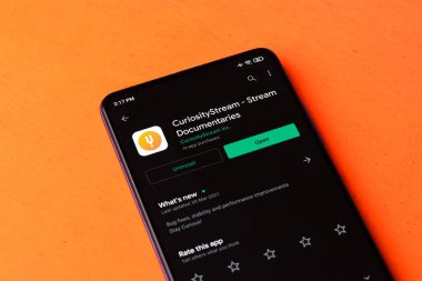 Assam, Hindistan - 29 Mayıs 2021: Telefon ekranındaki tuhaf akış logosu.