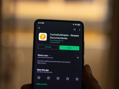 Assam, Hindistan - 29 Mayıs 2021: Telefon ekranındaki tuhaf akış logosu.