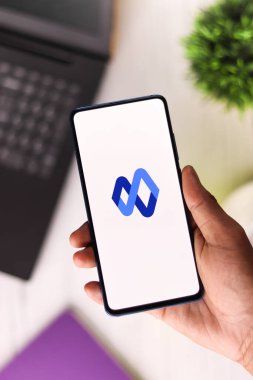 Assam, Hindistan - 6 Ağustos 2021: Telefon ekranı görüntüsünde Google Currents logosu.