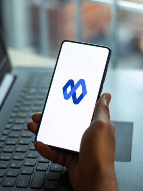 Assam, Hindistan - 6 Ağustos 2021: Telefon ekranı görüntüsünde Google Currents logosu.
