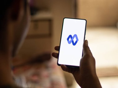 Assam, Hindistan - 6 Ağustos 2021: Telefon ekranı görüntüsünde Google Currents logosu.